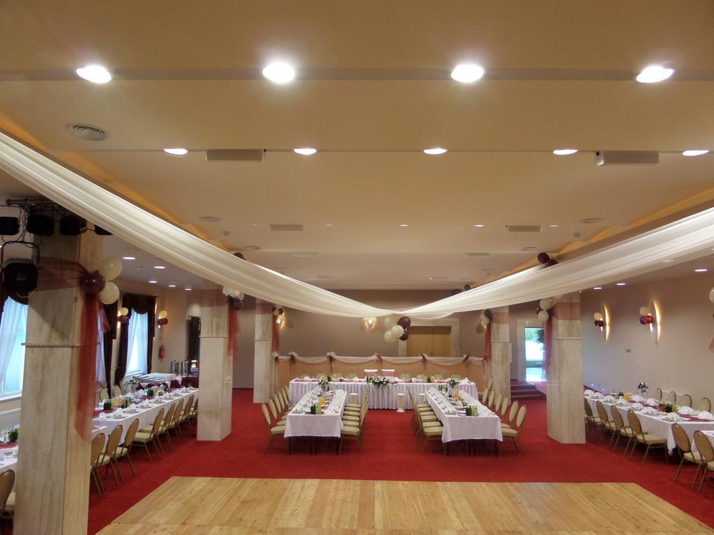 Hotel Imperium Пщина Екстериор снимка