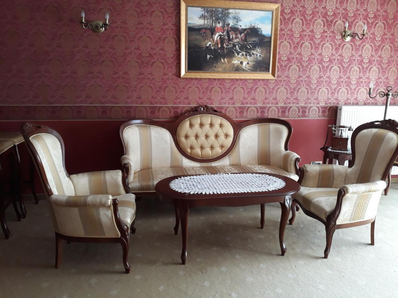 Hotel Imperium Пщина Екстериор снимка